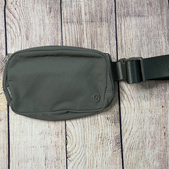 lululemon athletica Handbags - Lululemon Everywhere Belt Bag